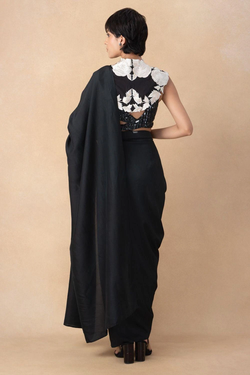 Aikeyah Black & White Floral Collar - Image 2