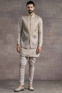Tarun Tahiliani Men Blush Embroidered Bundi Jacket